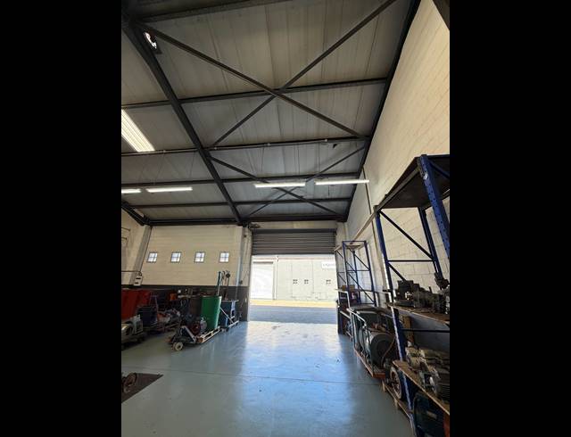 420M² WAREHOUSE TO LET IN EPPING INDUSTRIAL